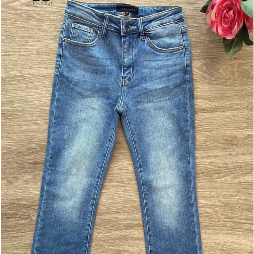 Mid rise, straight leg raw hem jeans! They have some stretch.